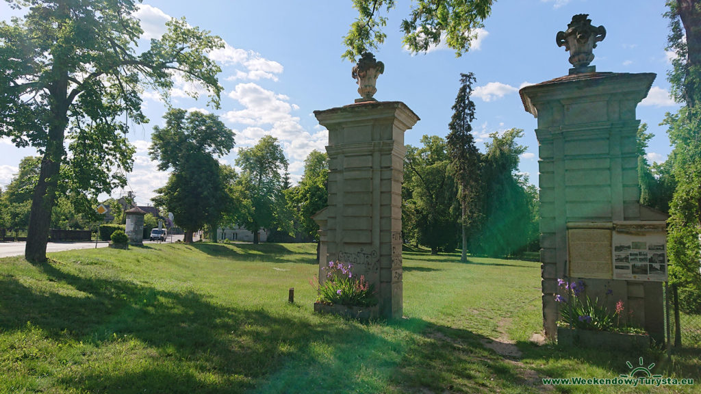 Brama wjazdowa do parku Pałacowego w Nietkowie