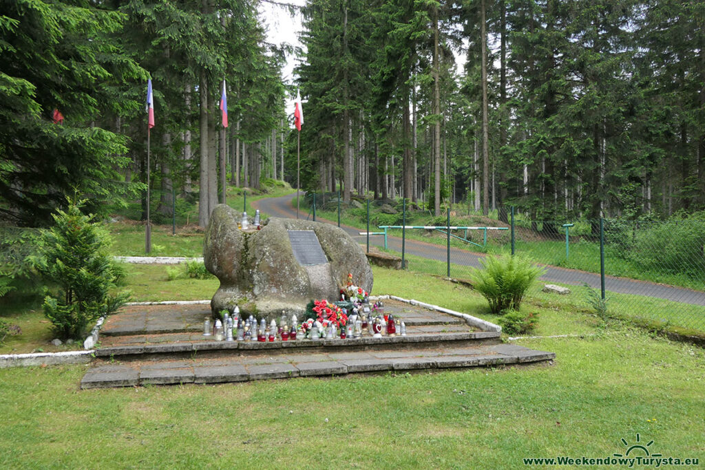Miejsce Pamięci w Bobrowicach - Szlak na Przełęcz Karkonoską