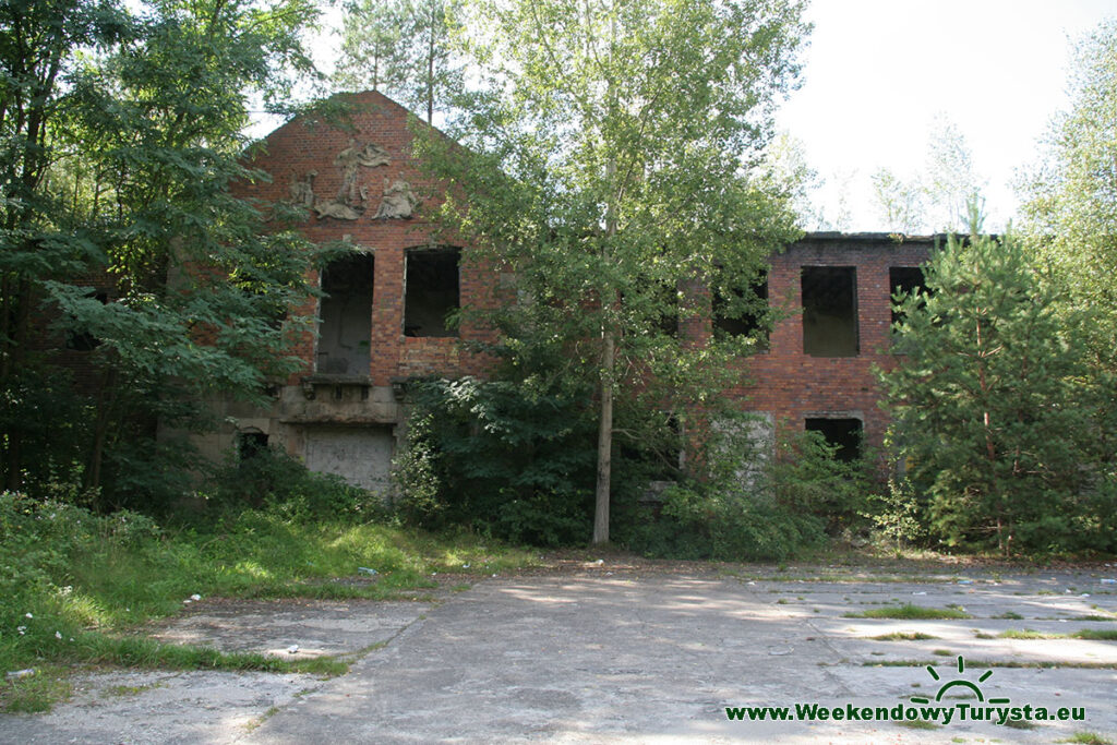 Budynek z płaskorzeźbą - dawna fabryka zbrojeniowa w Krzystkowicach