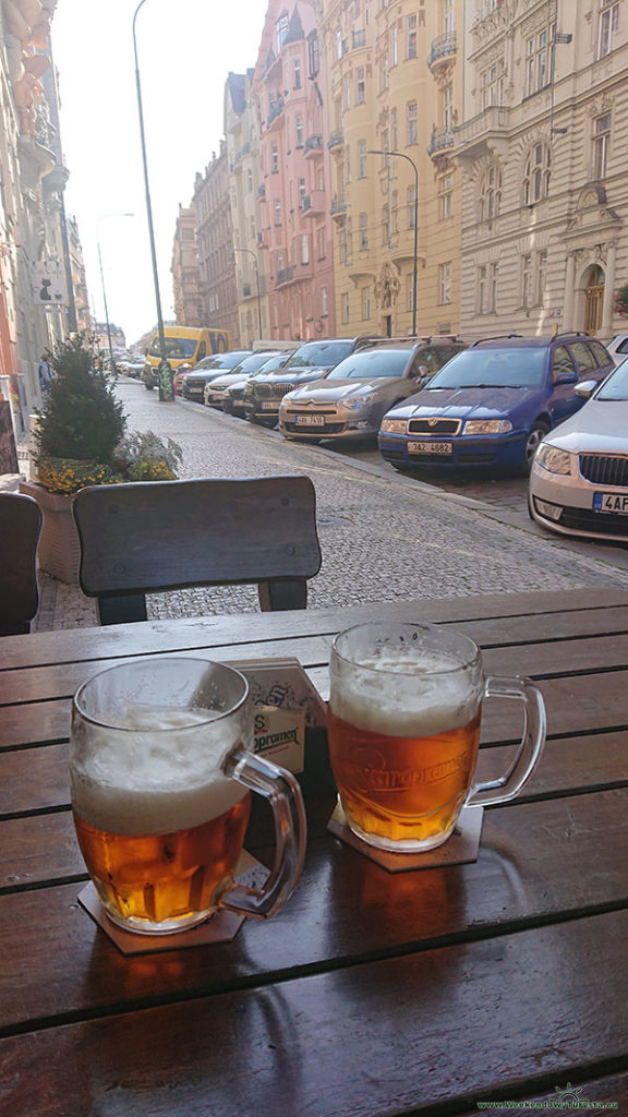 Zimne piwko na praskiej ulicy - Co zobaczyć w Pradze