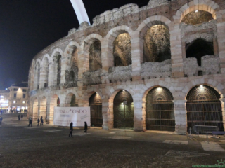 Werona nocą Arena di Verona