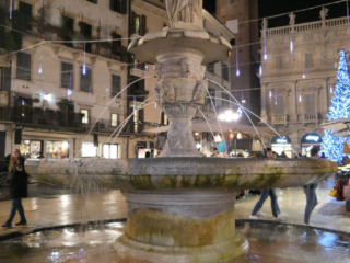 Werona nocą - Piazza Delle Erbe