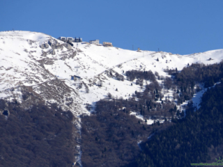 Monte Baldo widziane z  zachodniego brzegu jeziora Garda