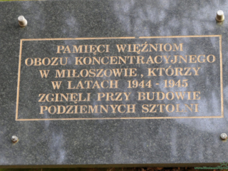 Sztolnia w Leśnej -tablica pamiatkowa