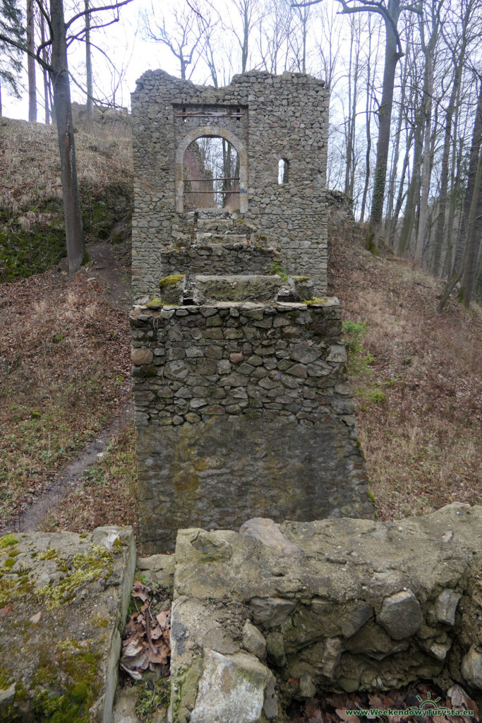 Zamek Cisy - pozostałości mostu