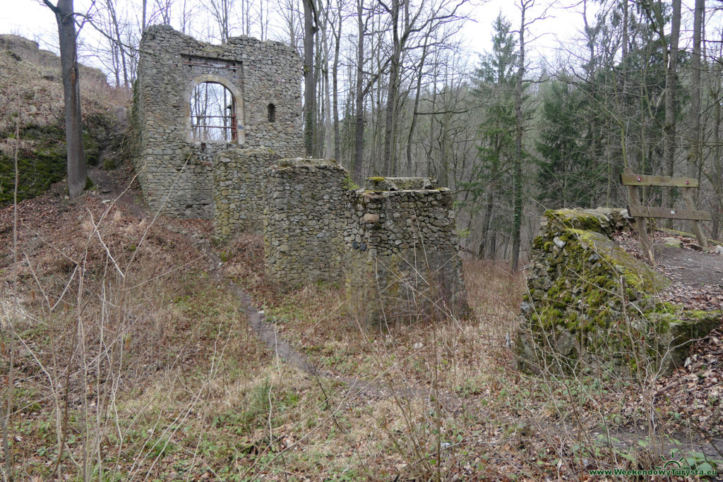 Zamek Cisy - pozostałości mostu