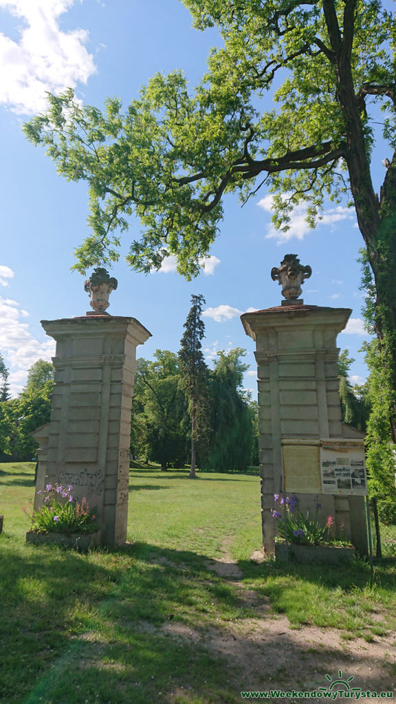 Brama pałacowa w Nietkowie