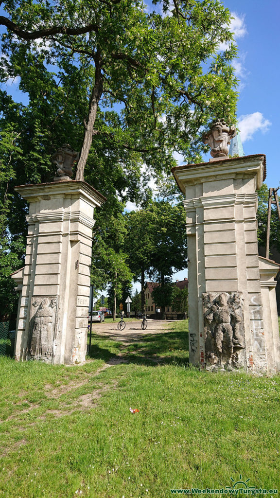 Brama pałacowa w Nietkowie