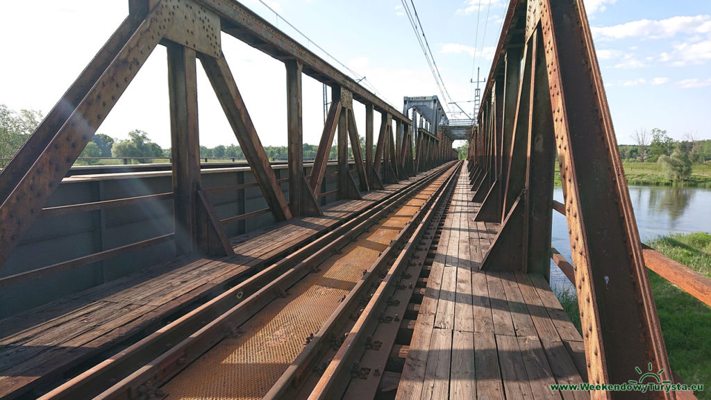 Most kolejowy na Odrze w Nietkowie