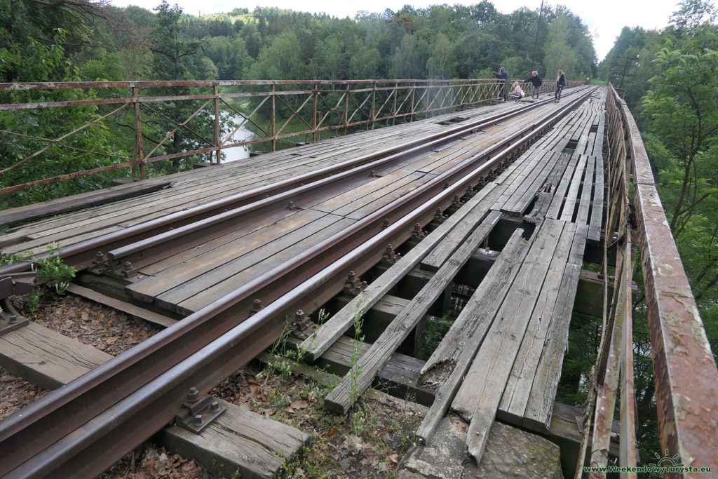 Most kolejowy nad jeziorem w Plichowickim