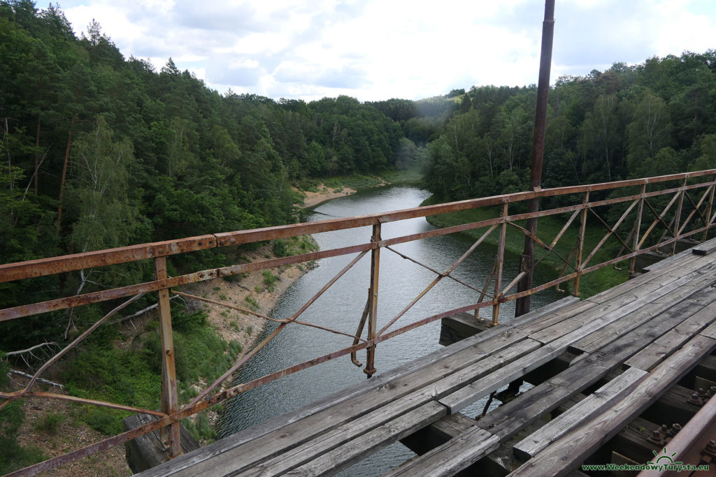 Most kolejowy nad jeziorem w Plichowickim