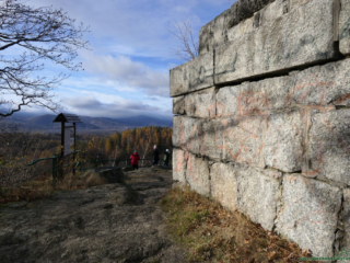 Góra Witosza - żółty szlak - ruiny pomnika Bismarka