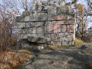 Góra Witosza - żółty szlak - ruiny wieży Bismarka