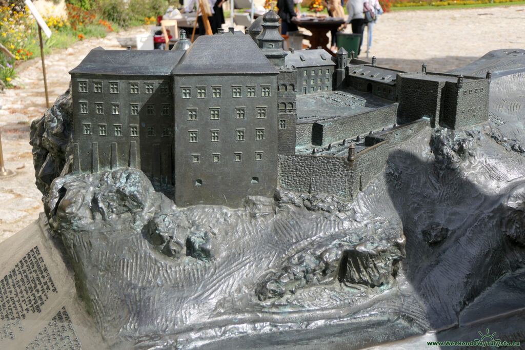 Zamek Pieskowa Skała - makieta zamku na dziedzińcu