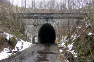 Tunel kolejowy pod Przełęczą Kowarskąac