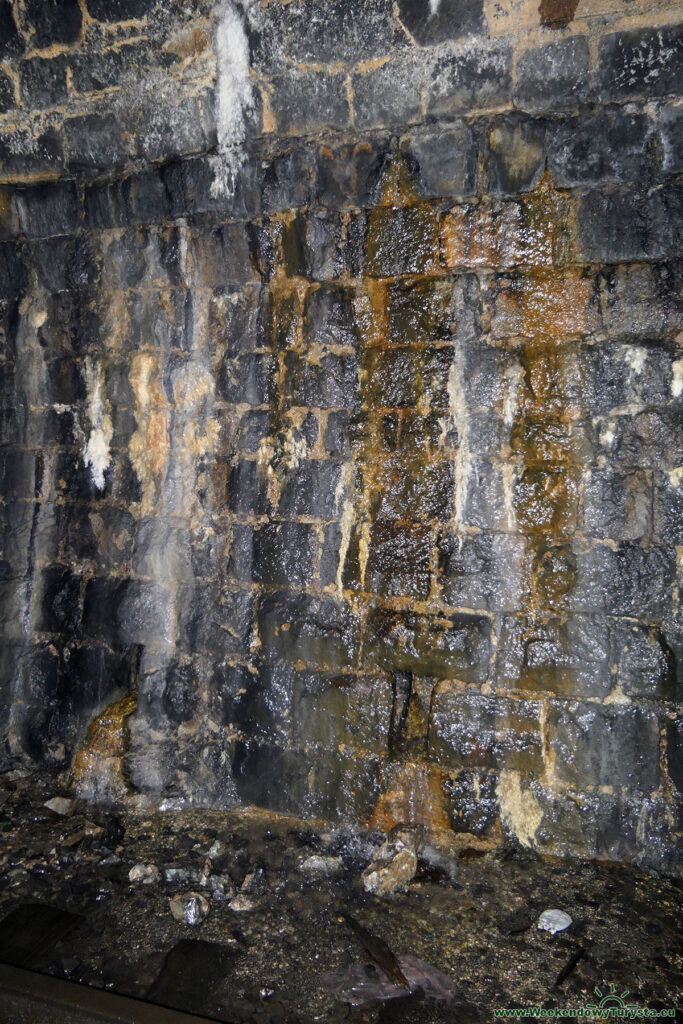 Tunel pod Przełączą Kowarską - zacieki na okopconych ścianach