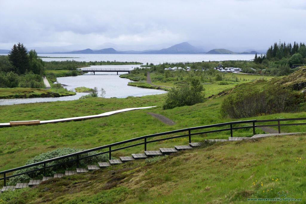 Widok na jezioro tektoniczne Þingvallavatn (Thingvallavatn) - Złoty Krąg na Islandii