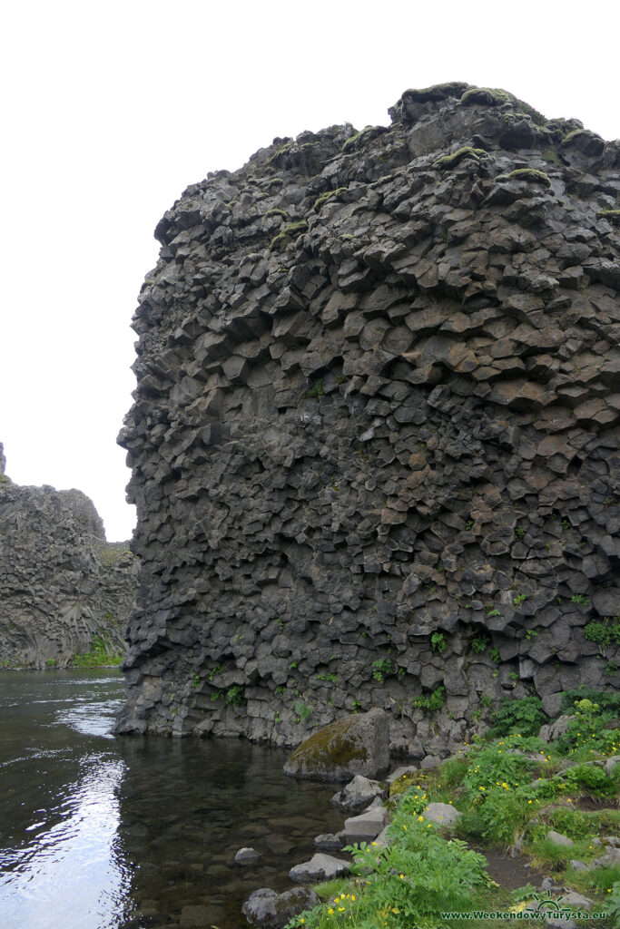 Ściany otaczające wodospad Wodospad Hjálparfoss - Złoty Krąg na Islandii