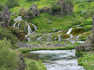 Malownicza dolina Gjáin z wodospadami
