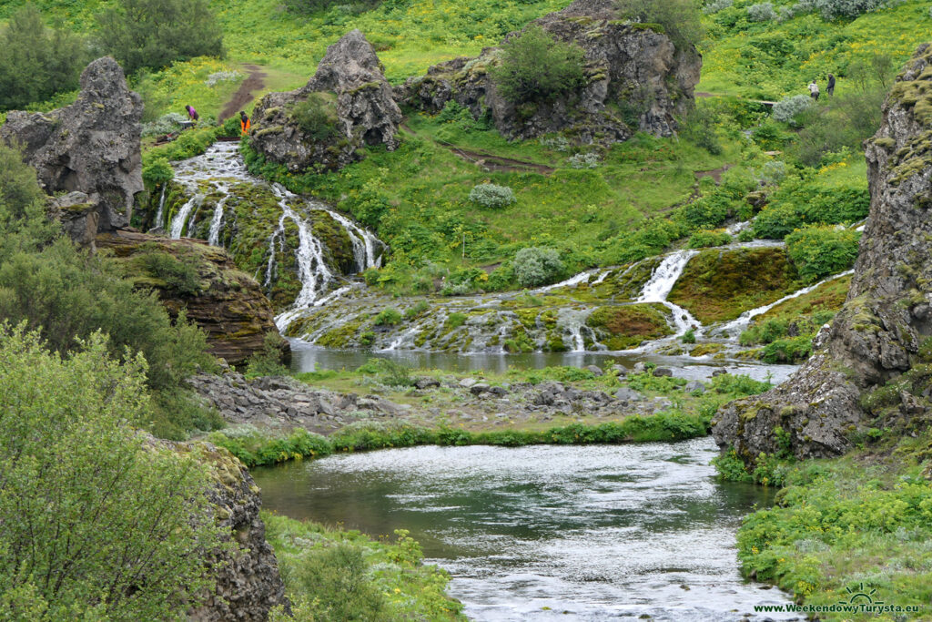 Malownicza dolina Gjáin z wodospadami
