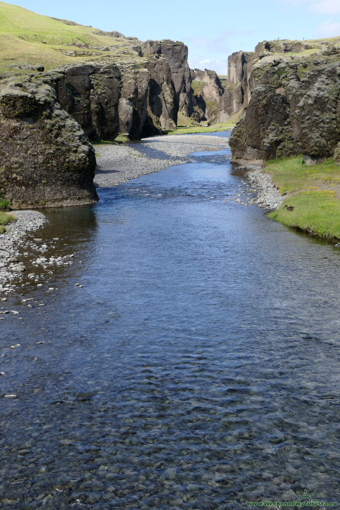 Kanion Fjaðrárgljúfur - widok z okolicy parkingu