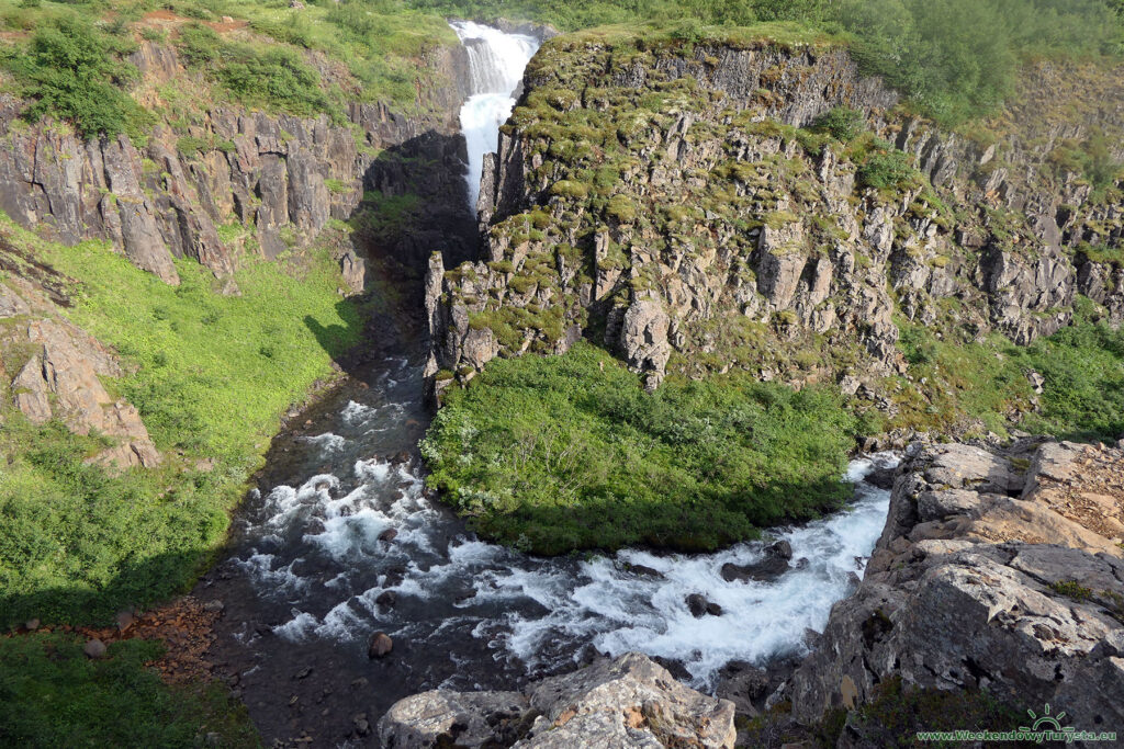 Wodospad w pobliżu Fardagafoss