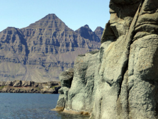 Green Rock - Fiordy wschodnie na Islandii