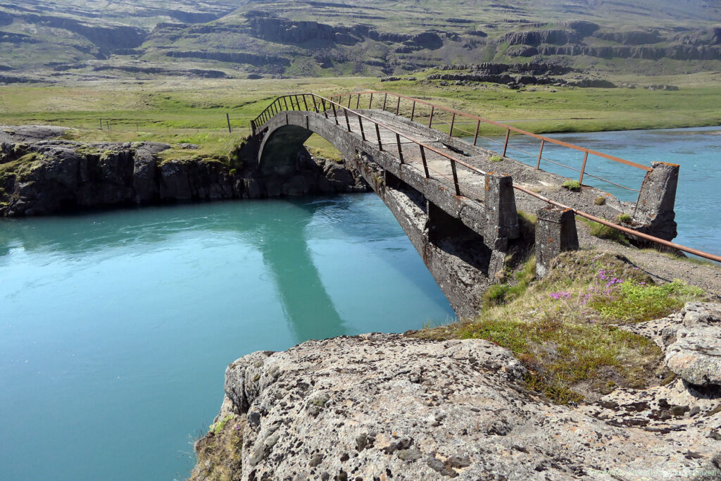 Betonowy mostek na rzece - fiordy wschodnie na Islandii