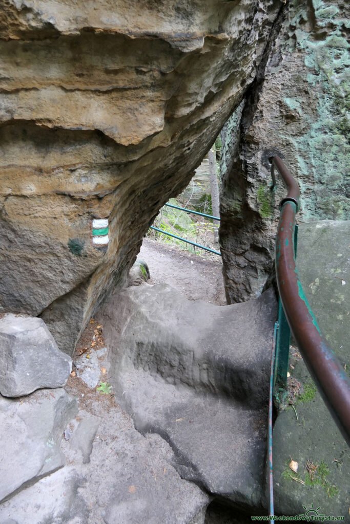 Prachnovskie Skały - schody między kolumnami sklanymi