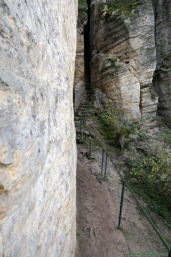 Prachnovskie Skały - schody między kolumnami sklanymi