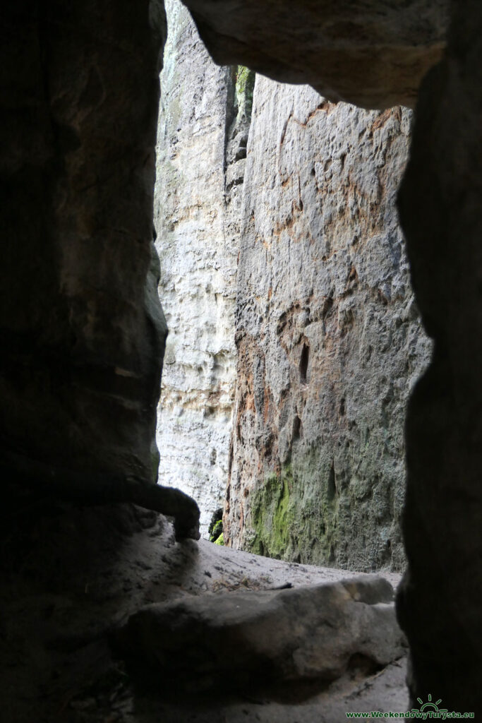 Prachnovskie Skały - wąskie schody między skałami
