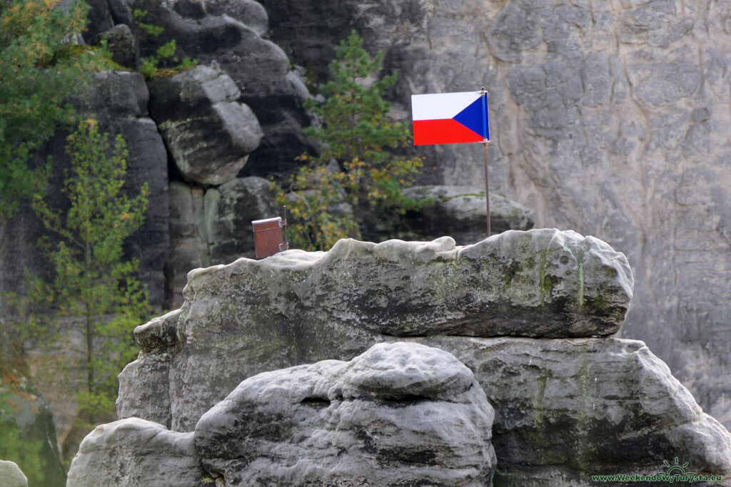 Prachnovskie Skały - widok na dolinę i skalne kolumny