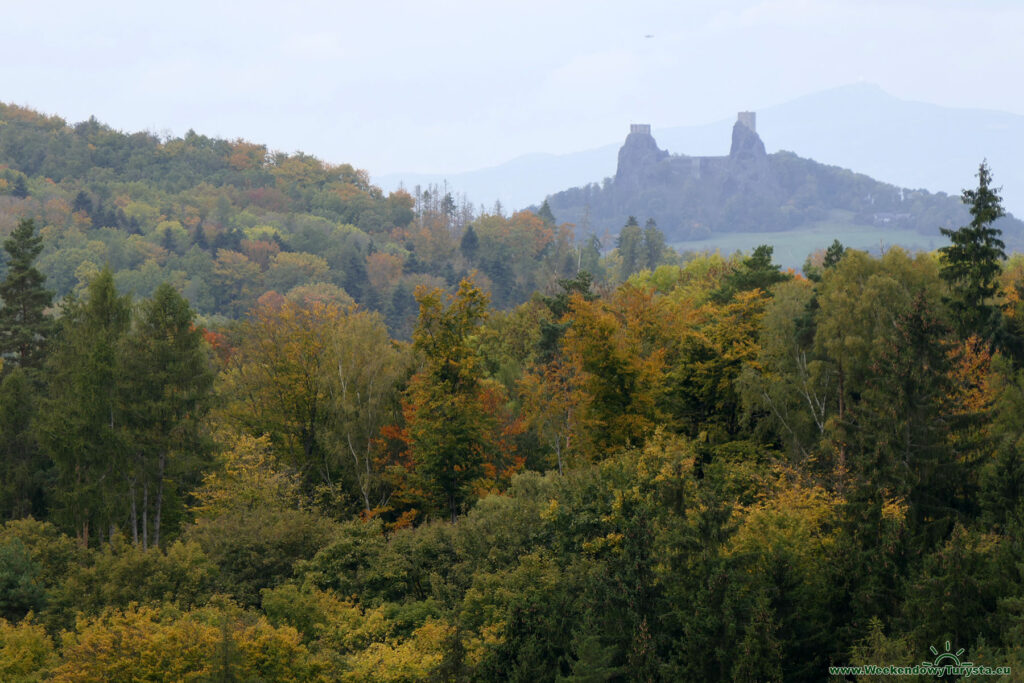 Prachnovskie Skały - widok na zamek Trosky