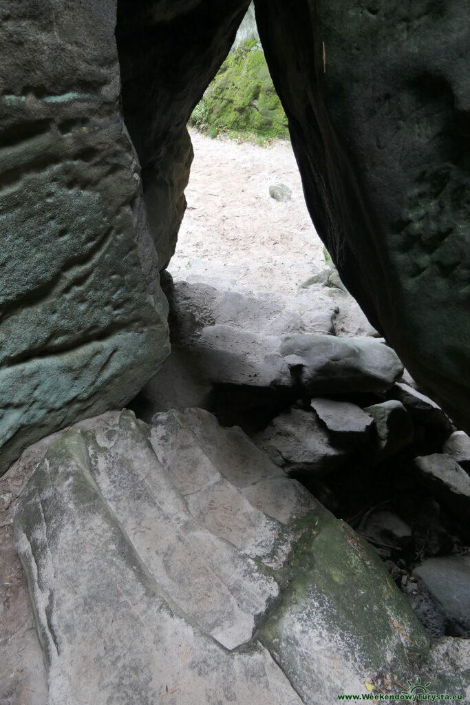 Prachnovskie Skały - szlak między skałami