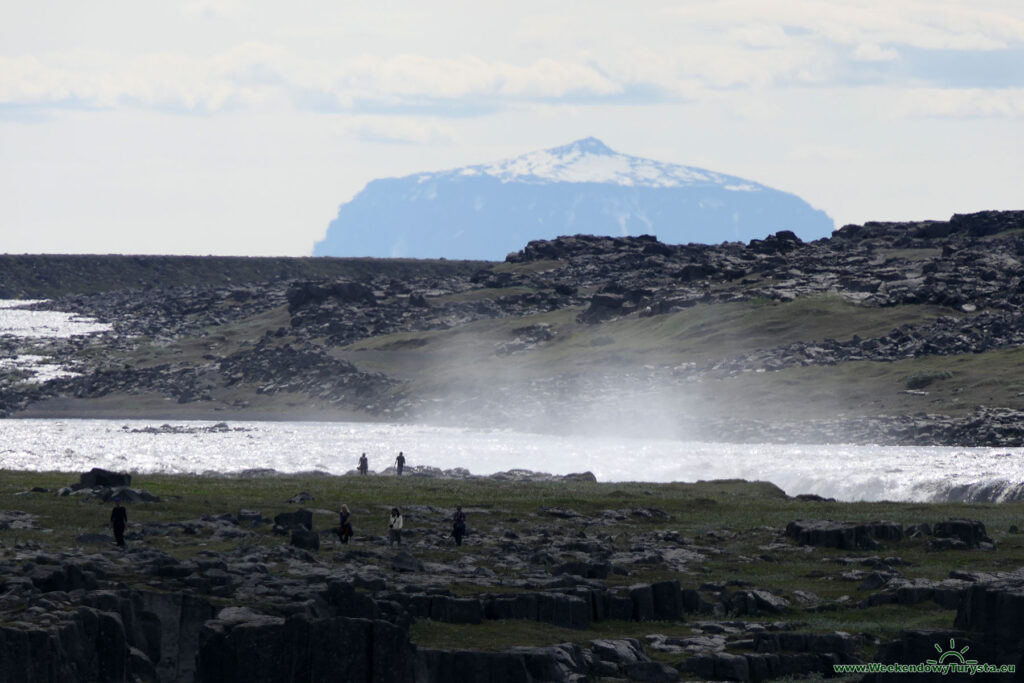 Góra Herðubreið widziana z okolicy wodospadu Selfoss - Islandia Północna