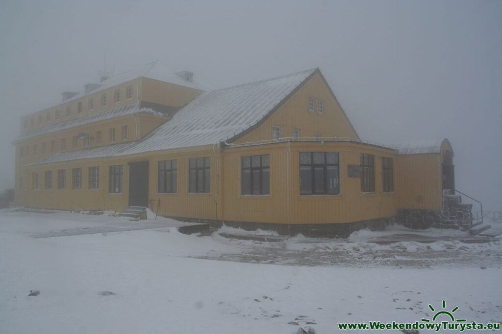 Schronisko górskie Dom Śląski zimą -  Schroniska w Karkonoszach
