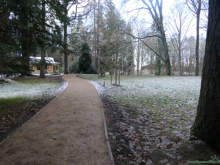 Czerwony Szlak w kierunku zamku Valdstejn - ogród dendrologiczny Arboretum Bukovina