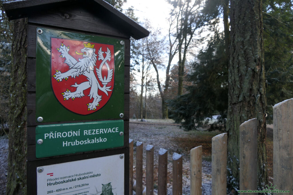 Czerwony Szlak w kierunku zamku Valdstejn - ogród dendrologiczny Arboretum Bukovina