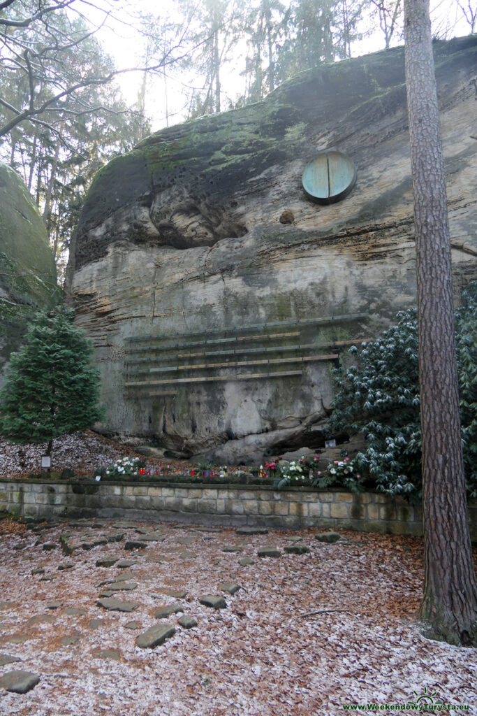 Symboliczny cmentarz ofiar gór przy żółtym szlaku
