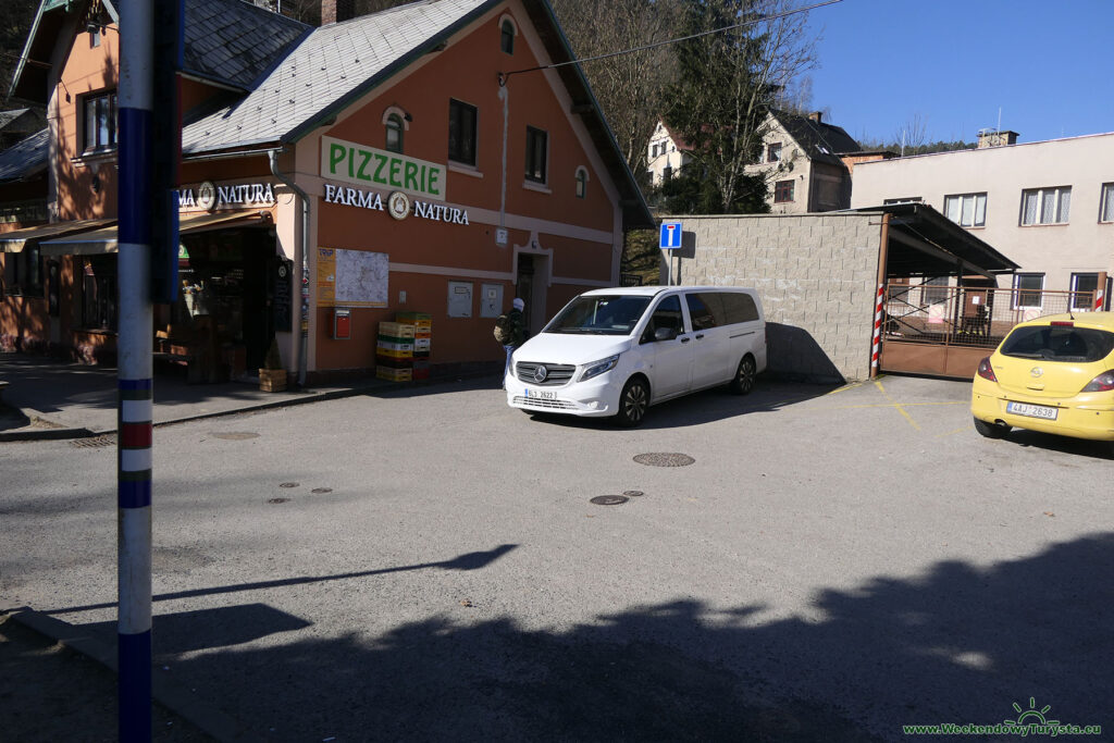 Parking obok zamku Mala Skala