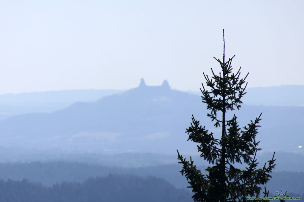 Szlak w Czeskim Raju - widok na zamek Trosky