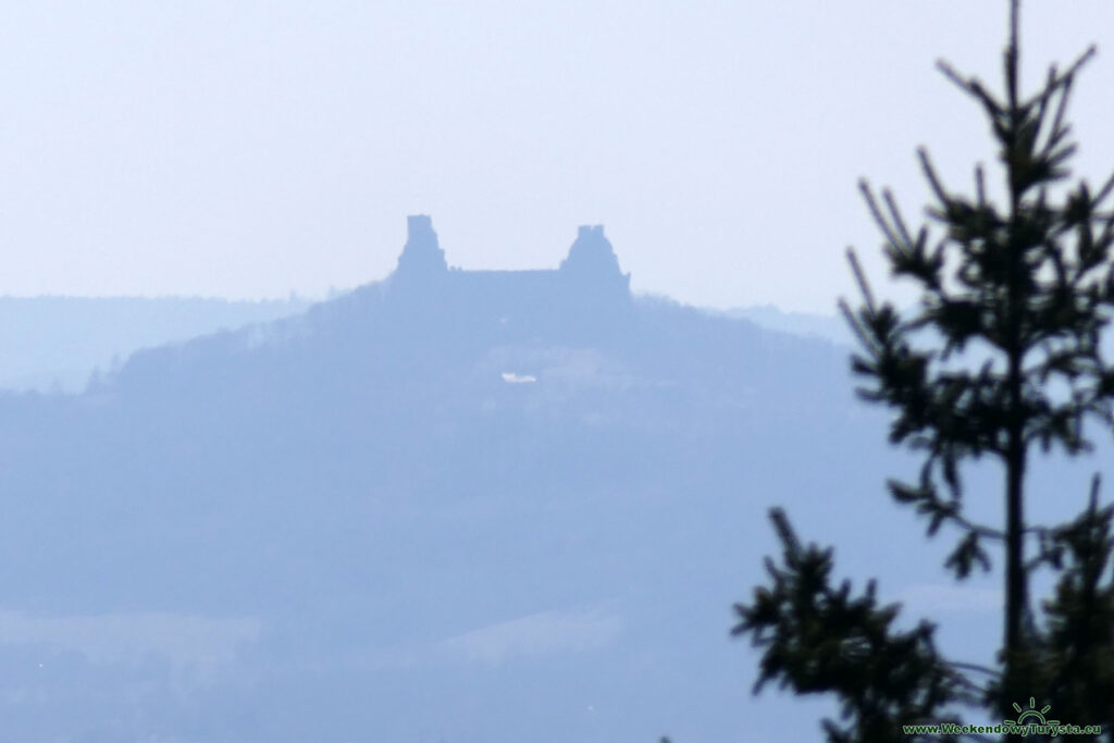 Szlak w Czeskim Raju - widok na zamek Trosky