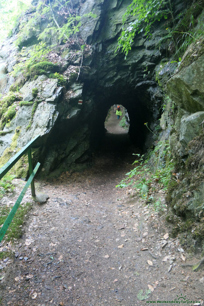 Szlak Riegra - czerwony szlak brzegiem Izery - tunel w skale