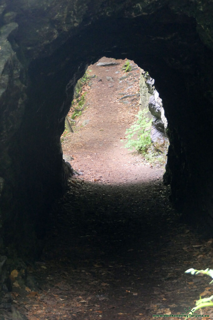 Szlak Riegra - czerwony szlak brzegiem Izery - tunel w skale