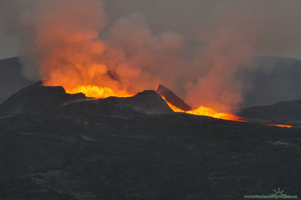 Lawa wypływająca z krateru wulkanu Geldingadalir