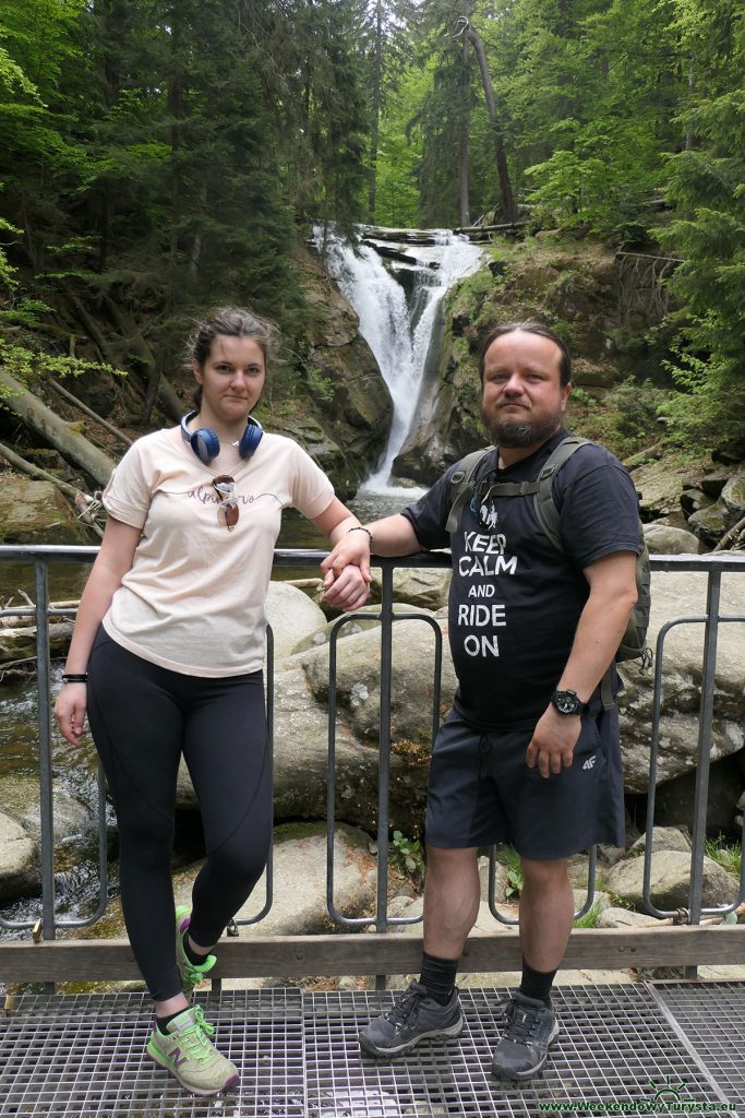 Weekendowi Turyści przy wodospadzie Szklarka