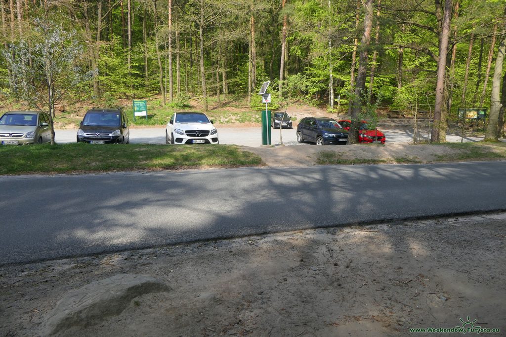 Jeden z dwóch parkingów u podnóża góry Papststein