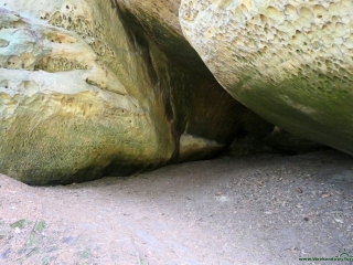 Niebieski szlak w Czeskim Raju - mała jaskinia