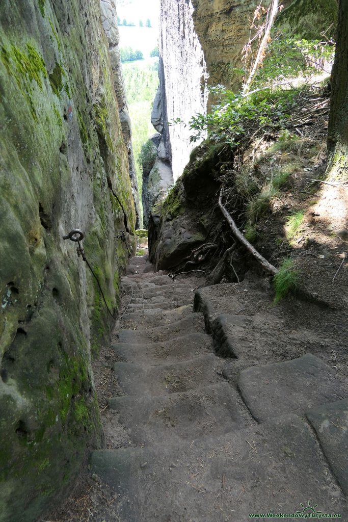 Zejście wąskimi i stromymi schodami - Szlaki Czeskiego Raju
