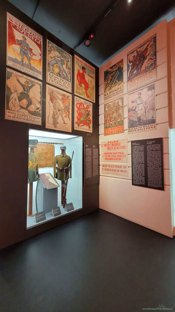 Muzeum Wojska Polskiego - ekspozycja w budynku - kolekcja umundurowania